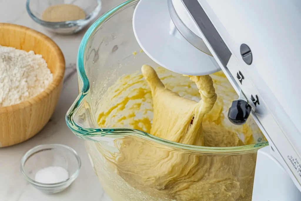 stand mixer with dough and dough hook